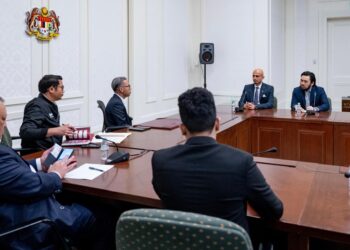 FAHMI Fadzil bertemu dengan tiga wakil Meta di Pejabat Perdana Menteri, Putrajaya. - FOTO PEJABAT PERDANA MENTERI