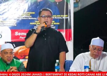 MUHAMMAD Jailani Khamis semasa menyampaikan ceramah di Unit Daerah Mengundi (UDM) Meranto sempena PRK Nenggiri, Gua Musang, Kelantan malam tadi.