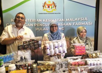 MOHD Zawawi Abdullah (kiri) dan Dr. Fazilah Shaik Allaudin (tengah) menunjukkan antara produk ubat perangsang seks yang dirampas dalam serbuan di Pulau Pinang, Kedah dan Johor.