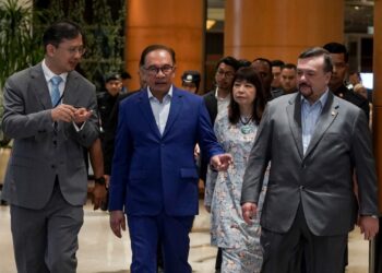 ANWAR Ibrahim ketika hadir Majlis Perhimpunan Bulanan MOF, Putrajaya. - UTUSAN/FAISOL MUSTAFA