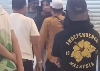 TANGKAP layar satu rakaman video menunjukkan seorang lelaki cuba ditenteramkan oleh orang ramai kerana menyerang dan mencederakan bekas teman wanitanya di sebuah pasar raya di Bagan Ajam, Butterworth, Pulau Pinang