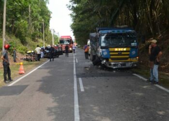 KEADAAN kemalangan yang menyebabkan seorang warga emas maut selepas kereta yang dipandunya terbabit nahas dengan sebuah lori di Kilometer 12 Jalan Bahau-Keratong, Jempol pagi tadi.