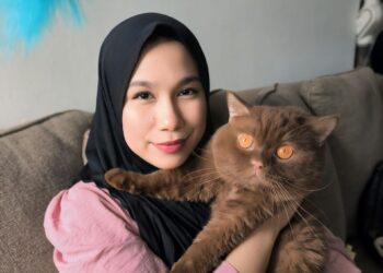 NURSHAKIRA Samsul Ikram bersama
salah seekor kucing peliharaannya
daripada baka British Shorthair.