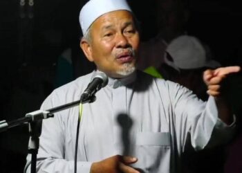 TUAN Ibrahim Tuan Man semasa berceramah di Unit Daerah Mengundi (UDM) Sungai Terah, Gua Musang, Kelantan malam tadi.