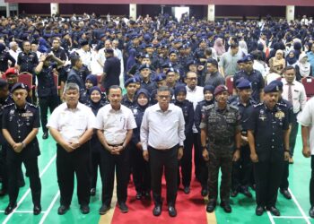 SAIFUDDIN Nasution Ismail (depan, tengah) ketika menghadiri Majlis Sua Mesra Bersama KDN di Kepala Batas, Pulau Pinang.-UTUSAN/IQBAL HAMDAN