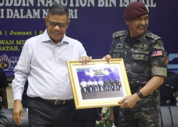 SAIFUDDIN Nasution (kiri) bersama Razarudin Husain pada Majlis Sua Mesra Bersama Kementerian Dalam Negeri di Kepala Batas, Pulau Pinang.-UTUSAN/IQBAL HAMDAN