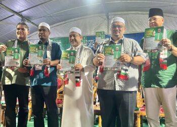 MOHD. Nasuruddin Daud (tengah) bersama Mohd. Rizwadi Ismail (tiga kiri) semasa merasmikan tawaran PN kepada rakyat sempena PRK Nenggiri di Markas Pas Renok Baru, Gua Musang, Kelantan-UTUSAN/AIMUNI TUAN LAH.