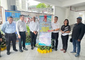 RAJENDRAN (tiga dari kiri) dan Wong Hon Wai (tiga dari kanan) ketika menghadiri majlis majlis perasmian Kempen Pasar Awam Bersih Pihak Berkuasa Tempatan (PBT) 2024 di Pasar Awam Taman Terubong Jaya, Georgetown, Pulau Pinang.