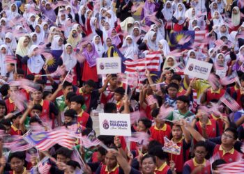 PARA pelajar mengibarkan Jalur Gemilang pada Program Pentarama X Kelab Malaysiaku sempena Sambutan Bulan Kebangsaan 2024 di SMK Putrajaya Presint 5 (1) Putrajaya. - UTUSAN/FAISOL MUSTAFA

GAMBAR : FAISOL MUSTAFA