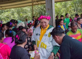 ANNUAR Musa (tengah) dikatakan mengenakan pakaian mahal semasa turun berkempen di Pos Orang Asli di Gua Musang, Kelantan baru-baru ini.