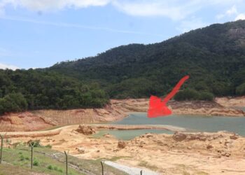 JALAN lama yang menghubungkan Teluk Bahang ke Balik Pulau (anak panah merah) dikatakan timbul semula akibat cuaca panas dan kering yang berpanjangan di sekitar Empangan Teluk Bahang di Pulau Pinang.-UTUSAN/IQBAL HAMDAN