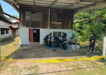 BEBERAPA anggota polis dilihat sedang menjalankan siasatan berhubung kes bunuh seorang warga emas di sebuah rumah di Pekan Darat, Butterworth, Pulau Pinang.-UTUSAN/SITI NUR MAS ERAH AMRAN