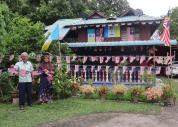 ABDUL Hamid Hussin dan isteri, Juriah Semat tidak pernah gagal untuk menghiasi halaman rumah mereka di Titi Teras, Balik Pulau, Pulau Pinang dengan Jalur Gemilang setiap kali tibanya bulan kemerdekaan pada setiap tahun.-UTUSAN/IQBAL HAMDAN