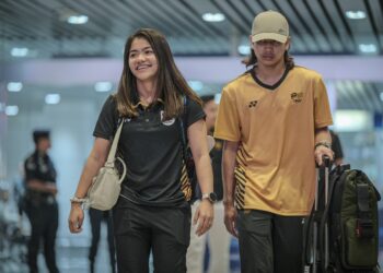 NUR Dhabitah Sabri dan Bertrand Rhodict Lises ketika tiba di Lapangan Terbang Antarabangsa Kuala Lumpur (KLIA), hari ini.- UTUSAN/FAIZ ALIF