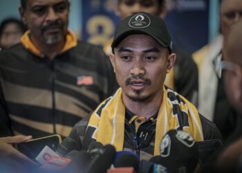 DATUK Azizulhasni Awang ketika sidang media sebaik tiba dari Paris di Lapangan Terbang Antarabangsa Kuala Lumpur (KLIA), hari ini. - UTUSAN/FAIZ ALIF