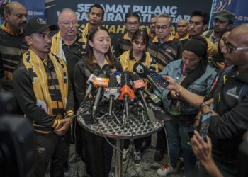 MENTERI Belia dan Sukan, Hannah Yeoh bersama kem berbasikal trek negara ketika sidang akhbar di Lapangan Terbang Antarabangsa Kuala Lumpur (KLIA), hari ini. - UTUSAN/FAIZ ALIF