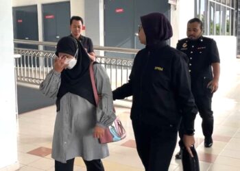 FOZIANA Isa (depan) hadir di Mahkamah Sesyen Seremban hari ini bagi didakwa atas pertuduhan memperdayakan pihak kolej dengan mengemukakan dokumen palsu.-UTUSAN/NOR SHAFAWATI YUP.