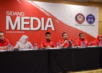 Asyraf Wajdi Dusuki bercakap dalam sidang akhbar Perhimpunan Agung UMNO 2024 di Menara Dato Onn, Kuala Lumpur hari ini. -UTUSAN/M.FIRDAUS M.JOHARI