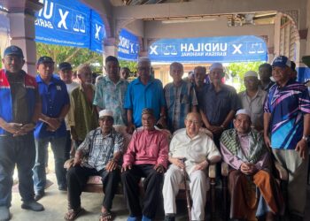 TENGKU Razaleigh Hamzah bertemu veteran UMNO di Rancangan Kemajuan Tanah (RKT) Kesedar Jeram Tekoh di Gua Musang, Kelantan hari ini.UTUSAN/AIMUNI TUAN LAH.