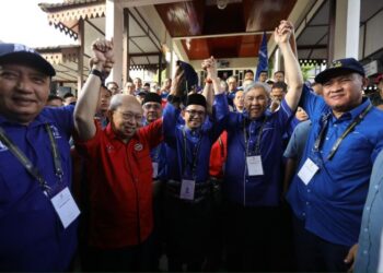 MOHD. Azmawi Fikri Abdul Ghani perlu bijak menggunakan pengaruh Tengku Razaleigh Hamzah ekoran Orang Asli di Nenggiri cukup menghormati veteran UMNO itu kerana dianggap sebagai ‘anak raja kita’ yang sudah tertanam sejak sekian lama.- FACEBOOK TENGKU RAZALEIGH HAMZAH