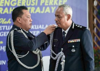 RUSDI Mohd Isa memakaikan pangkat kepada Ketua Polis Daerah Putrajaya yang baharu, ACP Aidi Sham Mohamed (kanan) pada majlis serah tugas Ketua Polis Daerah Putrajaya di IPD Putrajaya. - UTUSAN/FAISOL MUSTAFA