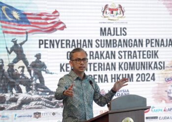 FAHMI Fadzil berucap pada Majlis Penyerahan Sumbangan Penajaan Oleh Rakan Strategik HKHM 2024 di Putrajaya. - UTUSAN/FAISOL MUSTAFA