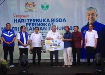 AHMAD Zahid Hamidi (empat kiri) menyerahkan replika cek kepada pekebun kecil semasa  Hari Terbuka Pihak Berkuasa Kemajuan Pekebun Kecil Perusahaan Getah (RISDA) Peringkat Negeri Kelantan 2024 di Kampung Kala Star, Gua Musang, Kelantan hari ini-UTUSAN/KAMARUL BISMI KAMARUZAMAN.