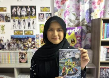 Nur Fikriyah menunjukkan koleksi komiknya.