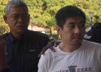 SEORANG peniaga (kanan) didenda RM6,000 selepas mengaku bersalah atas tuduhan menipu perjanjian sewa sebuah rumah menggunakan kad pengenalan individu meninggal dunia di Mahkamah Majistret Balik Pulau, Pulau Pinang.-UTUSAN/IQBAL HAMDAN