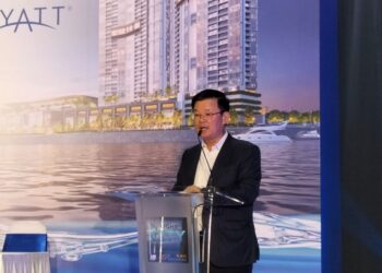 CHOW Kon Yeow ketika berucap sempena majlis menandatangani MoU antara IJM Perennial dengan empat pemain indsutri terkemuka bagi pembekalan infrastruktur telekomunikasi dan hospitaliti di The Light City, George Town, Pulau Pinang