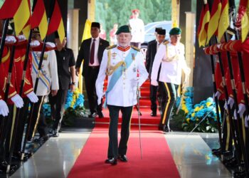 SULTAN Ibrahim pada Istiadat Perbarisan dan Pengurniaan Watikah Tauliah Pegawai Kadet ATM di Kem Perdana, Sungai Besi, Kuala Lumpur, hari ini