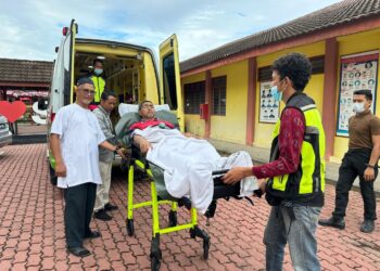 AZIZ Mat Isa dibawa menaiki katil selepas turun daripada ambulans untuk mengundi di SK Jeram Tekoh, Gua Musang, Kelantan hari ini.