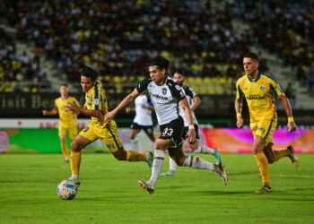 PEMAIN Terengganu FC Muhammad Akhyar Abdul Rashid (tengah) dikawal ketat pemain Sri Pahang FC dalam perlawanan Liga Super Malaysia di Stadium Sultan Mizan Zainal Abidin malam tadi. -UTUSAN/PUQTRA HAIRRY