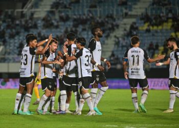 PEMAIN Terengganu meraikan jaringan dalam perlawanan Liga Super Malaysia di Stadium Sultan Mizan Zainal Abidin malam tadi. -UTUSAN/PUQTRA HAIRRY