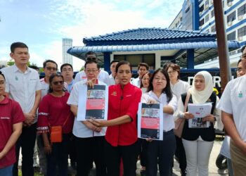 SYERLEENA Abdul Rashid (tengah) bersama beberapa pemimpin DAP selepas membuat laporan polis berhubung beberapa kenyataan fitnah yang mengaitkan dirinya di IPD Timur Laut, George Town, Pulau Pinang