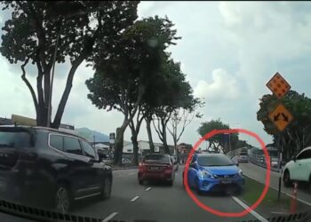 TANGKAP layar satu rakaman video yang tular menunjukkan sebuah kereta jenis Perodua Myvi berwarna biru (dalam bulatan merah) dipandu secara melawan arus di Jalan Masjid Negeri, George Town, Pulau Pinang