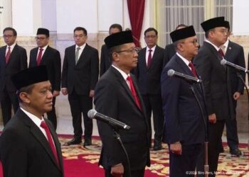 ANGGOTA Kabinet mengangkat sumpah di hadapan Jokowi.-AGENSI