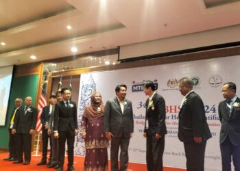 LUKANISMAN Awang Sauni (empat dari kanan) bersalaman dengan Dr. Sombat Phadungvitvatthana ketika merasmikan 34th Malaysia-Thailand Border Health Scientific Conference, di Batu Feringghi, Pulau Pinang.