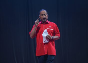 ZAMBRY Abdul Kadir ketika Sesi PenTalk di Perhimpunan Agung UMNO (PAU) 2024 di sini, hari ini.