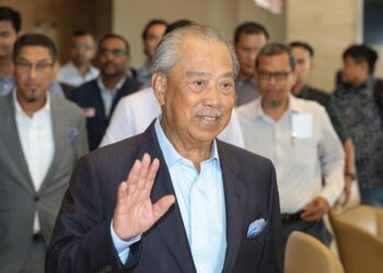 MUHYIDDIN Yassin berjalan keluar dari pejabat Lembaga Pembangunan Pelaburan Malaysia (MIDA) di Kuala Lumpur, hari ini. - UTUSAN/AMIR KHALID