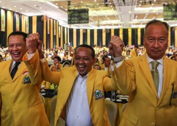 BAHLIL Lahadalia (tengah) diumumkan Ketua Golkar.-AGENSI