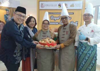 UNDANG Luak Jelebu, Datuk Maarof Mat Rashad (dua dari kanan) menyempurnakan Majlis Pengiktirafan Gelaran Karipap Hainan Diraja Jelebu Pertama Malaysia di Balai Undang Luak Jelebu, Kuala Klawang, Jelebu hari ini.-UTUSAN/NUR SHARIEZA ISMAIL.