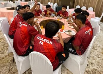 PEMAIN skuad bola sepak Kelantan tetap diberikan pakaian seragam untuk dipakai sepanjang temasya Sukma 2024 berlangsung.