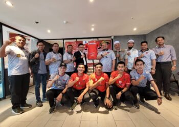 ABDUL Fattah Mahmood (belakang lima dari kanan) bersama barisan pemain dan pengawai pasukan Kelantan Warriors pada majlis pengenalan pasukan di Kota Bharu, Kelantan semalam. UTUSAN/MUSTAQIM MOHAMED.