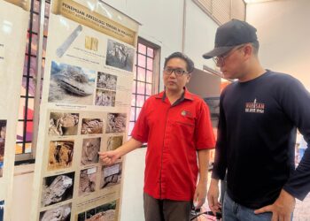 ZAHARUDIN Abu (kanan) bersama Felo Kanan, Institut Alam dan Tamadun Melayu UKM, Prof. Madya Dr. Zuliskandar Ramli (kiri) menunjukkan jumpaan artifak yang ditemui di Lembah Nenggiri pada pameran Jabatan Warisan Negara di Pos Tohoi, Gua Musang, Kelantan.UTUSAN/AIMUNI TUAN LAH.