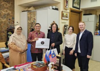 RAFIDAH Hanim Mokhtar (kiri) dan Mohd. Hazmi (dua dari kiri) bersama ahli akademik ASEAN Centre, MGIMO di Moscow, Russia baru-baru ini.