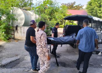 MAYAT lelaki terapung ditemui di perairan Teluk Bahang diserahkan kepada pihak polis.