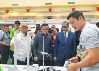 CHANG Lih Kang (tengah) meninjau pameran sains STEM Showcase 2024 peringkat Pulau Pinang sempena Minggu Sains Negara (MSN) di Sekolah Menengah Persendirian Han Chiang, Georgetown, Pulau Pinang, hari ini.