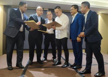 STEVEN Sim Chee Keong (tiga dari kanan) ketika hadir pada pelancaran Program NIOSH dan Majlis Penyerahan Pensijilan ISO di Bukit Mertajam, Pulau Pinang.-UTUSAN/IQBAL HAMDAN