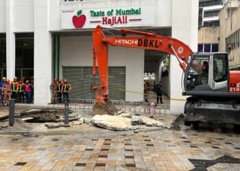 JENGKAUT korek bagi mencari mangsa tanah mendap di Masjid Jamek.